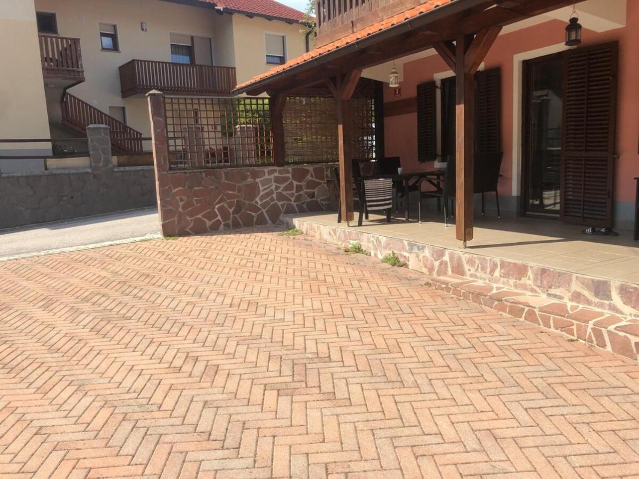 House Maharac With 3 Apartments Till 18 Persons Kamno エクステリア 写真